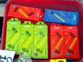 Audifonos con microfono en cajas de colores.