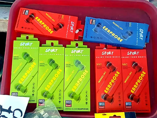 Audifonos con microfono en cajas de colores.