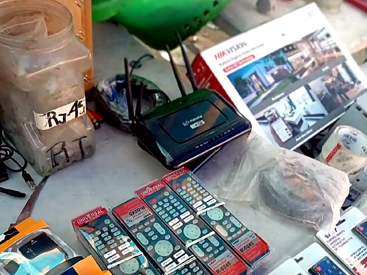 Grabador, router y conectores RJ45 sobre la mesa de trabajo.