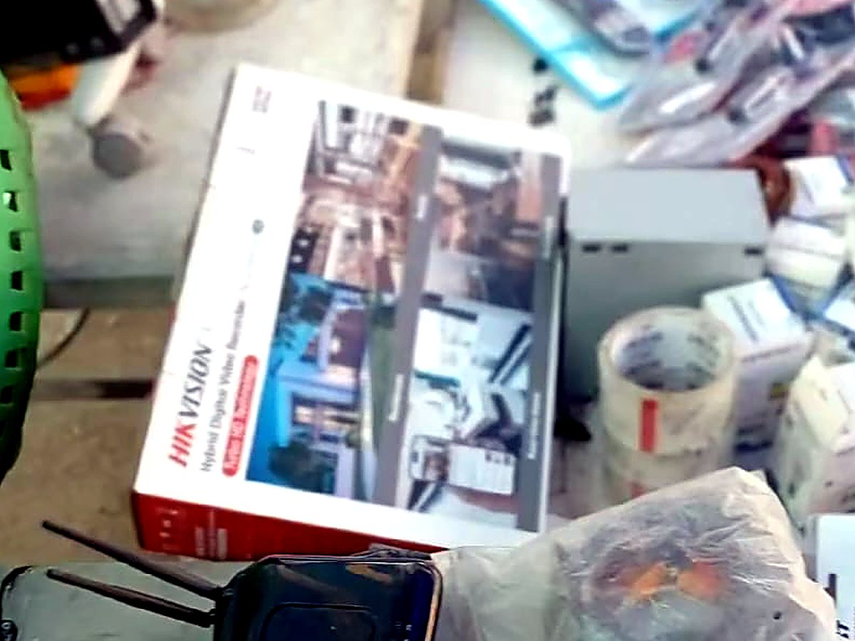 Grabador de camaras Hikvision y router listos para instalar.
