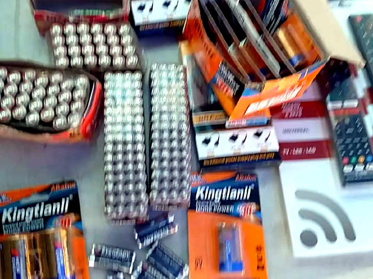 Pilas alcalinas y pilas de boton sobre la mesa del puesto.