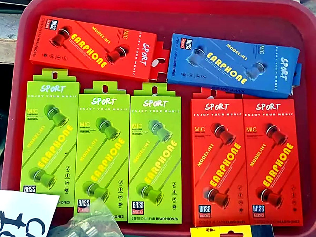 Audífonos con micrófono en cajas de colores.