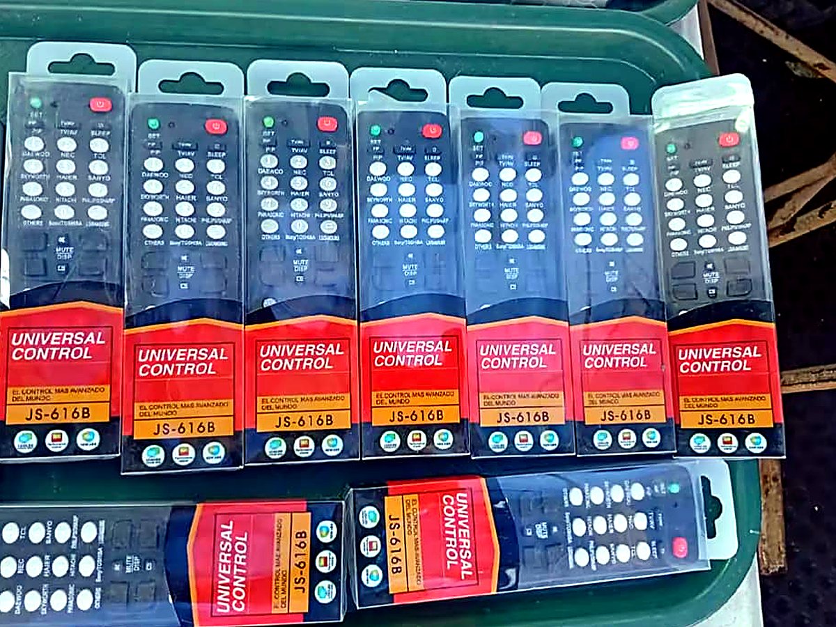 Controles remotos universales en su envase.
